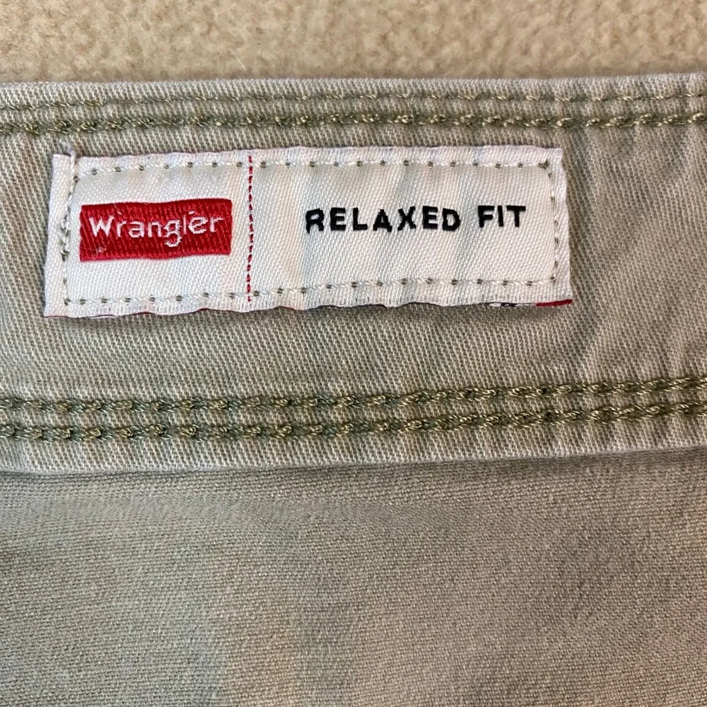 Wrangler Relaxed Fit Men's Cargo Shorts‎ Khaki Tan Sz 44 Hike Casual Outdoor EUC